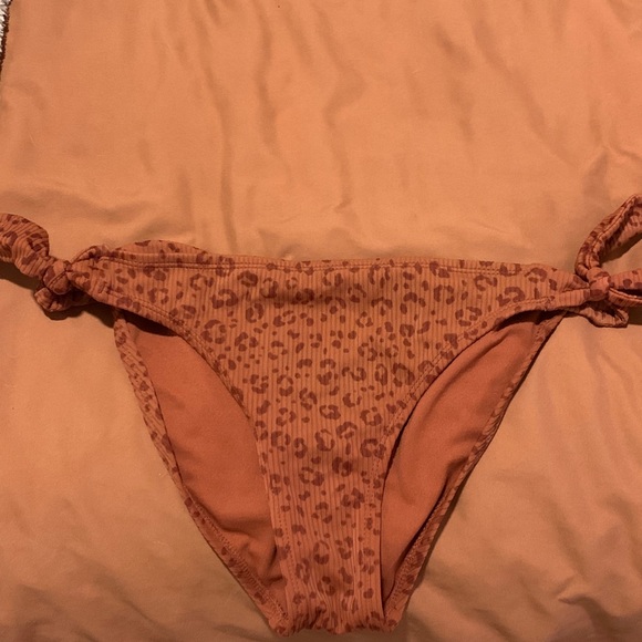 Bikini - Picture 2 of 3